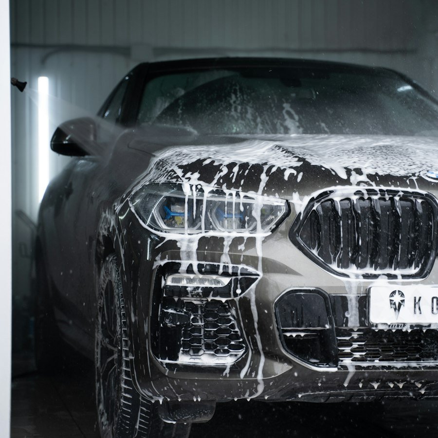 Automobil prekriven pjenom tokom pranja