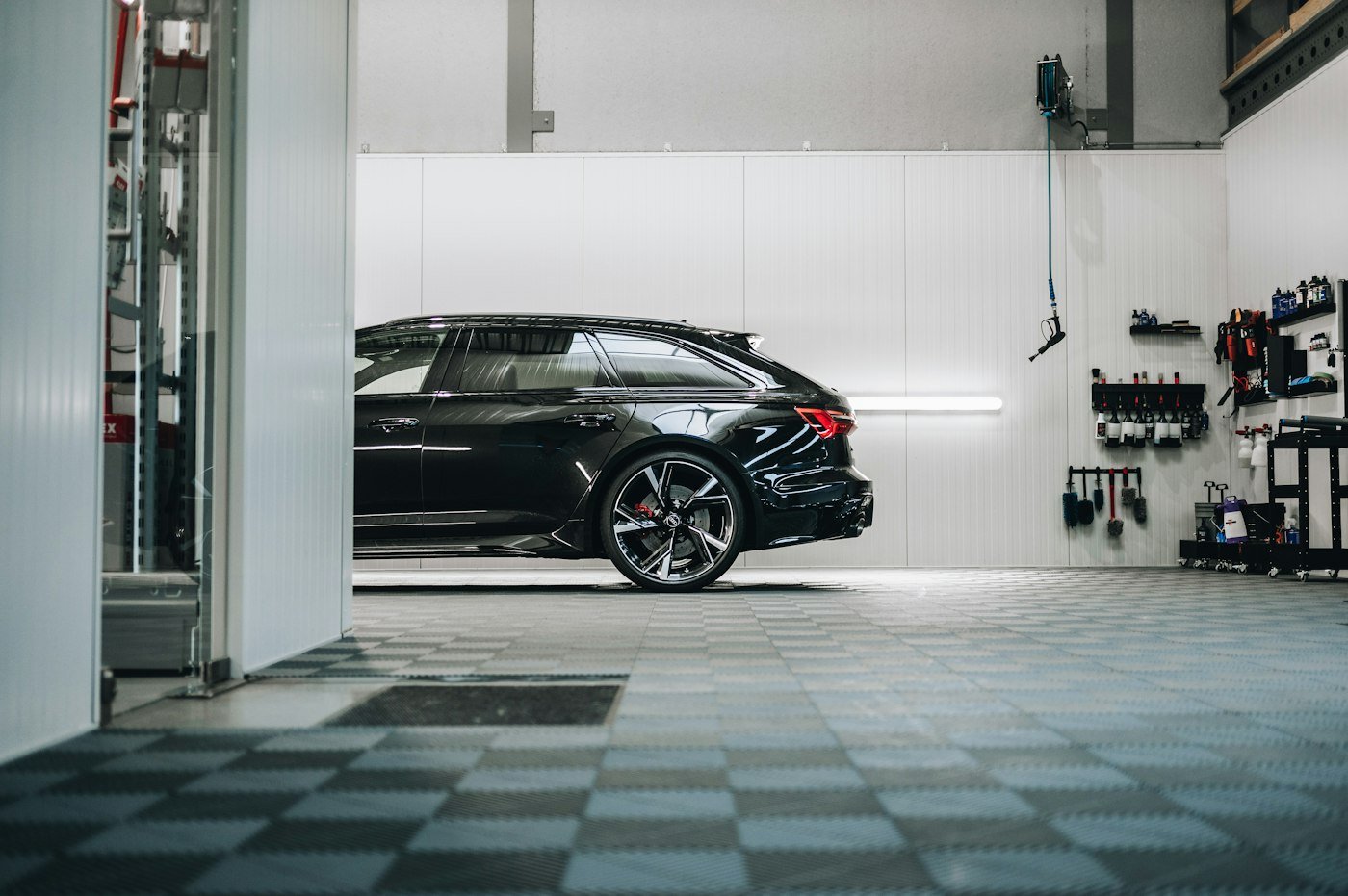 Crni Audi RS6 u detailing studiju