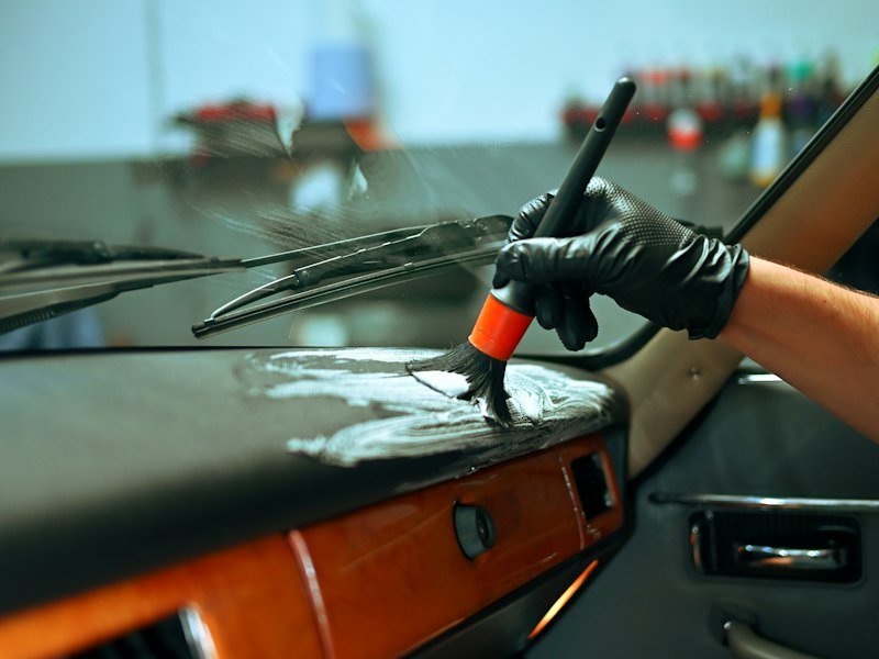 Čišćenje unutrašnjosti automobila četkom