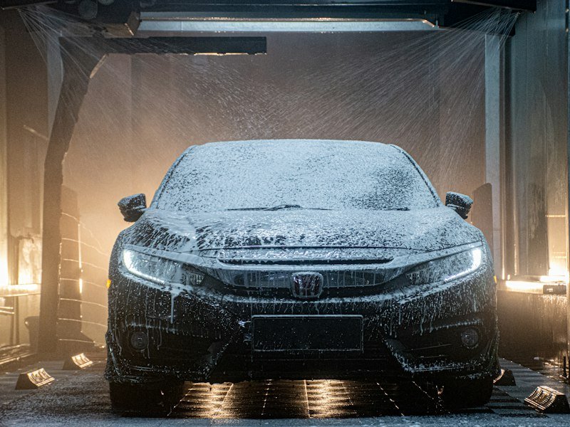 Automobil prekriven aktivnom pjenom
